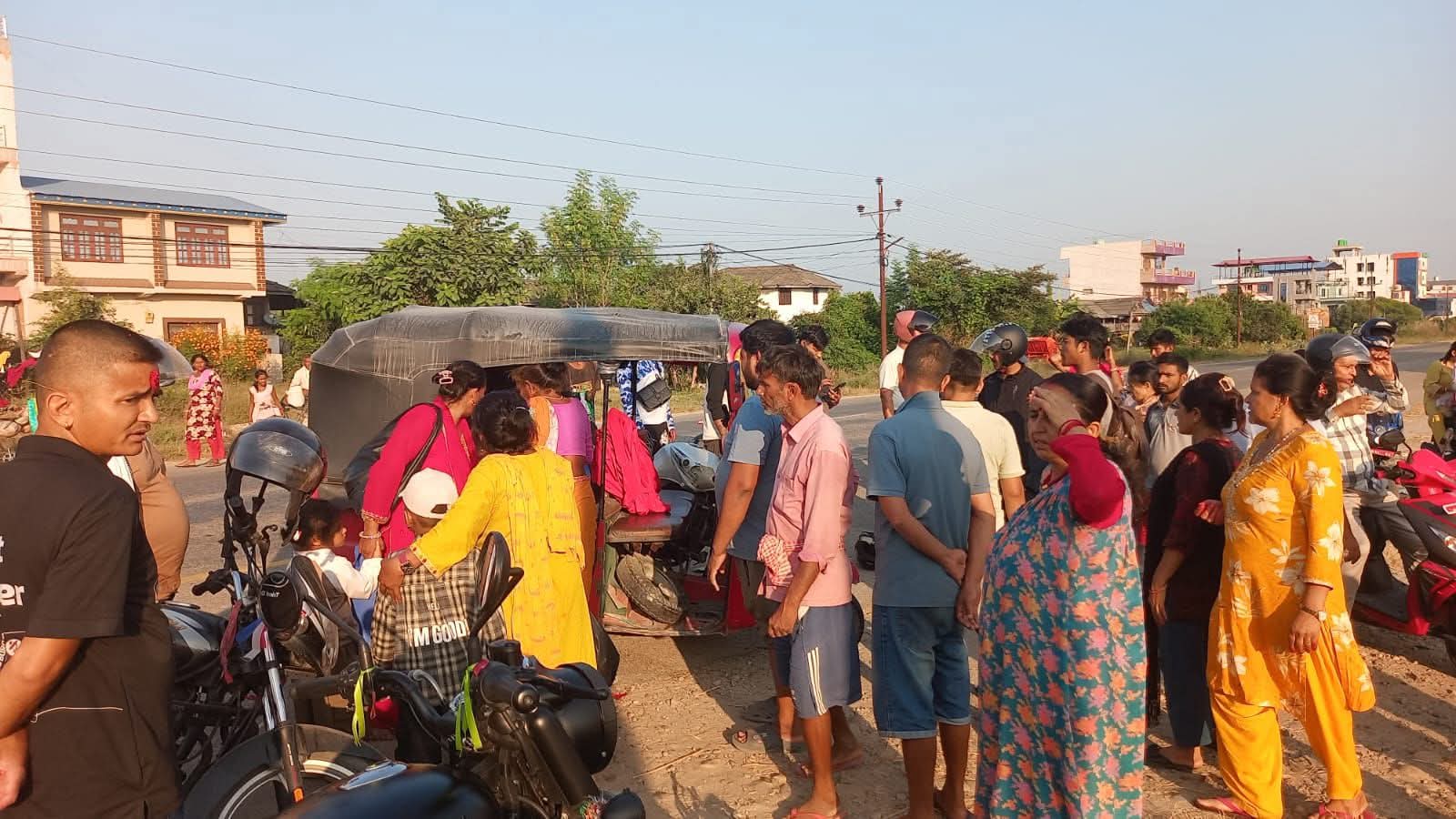 ओभरटेक गर्ने क्रममा निजगढमा अटो र मोटरसाइकल ठोक्किए, आमाछोरासहित ५ जना घाइते