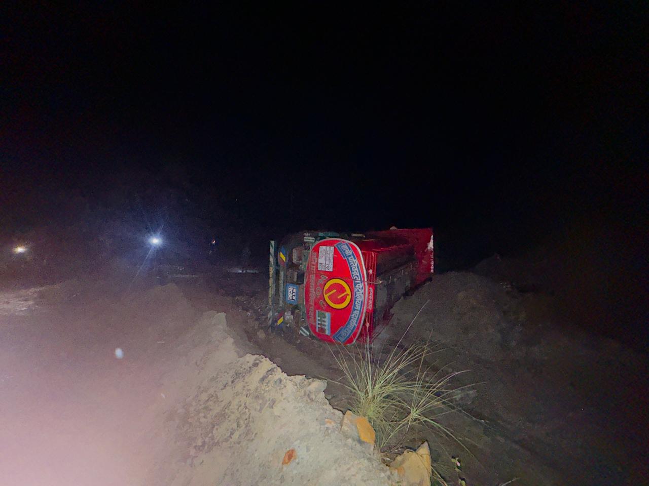 मदनभण्डारी लोकमार्गमा डिजेल बोकेको ट्याङ्कर दुर्घटना हुँदा चालकको मृत्यु